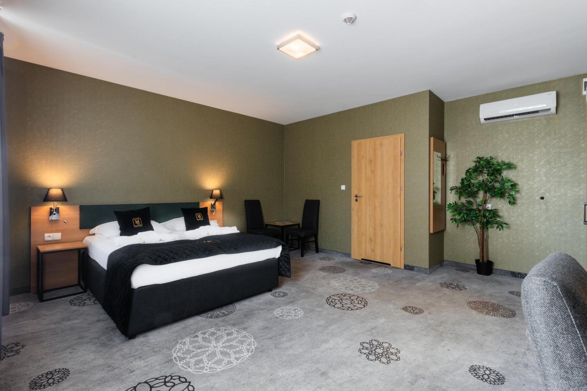 Hotel Lantier Wellness & Spa บือตอม ภายนอก รูปภาพ